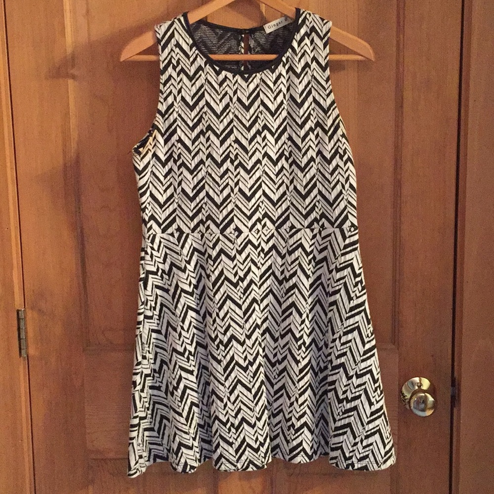 Ginger G Black/White Chevron Dress, Large